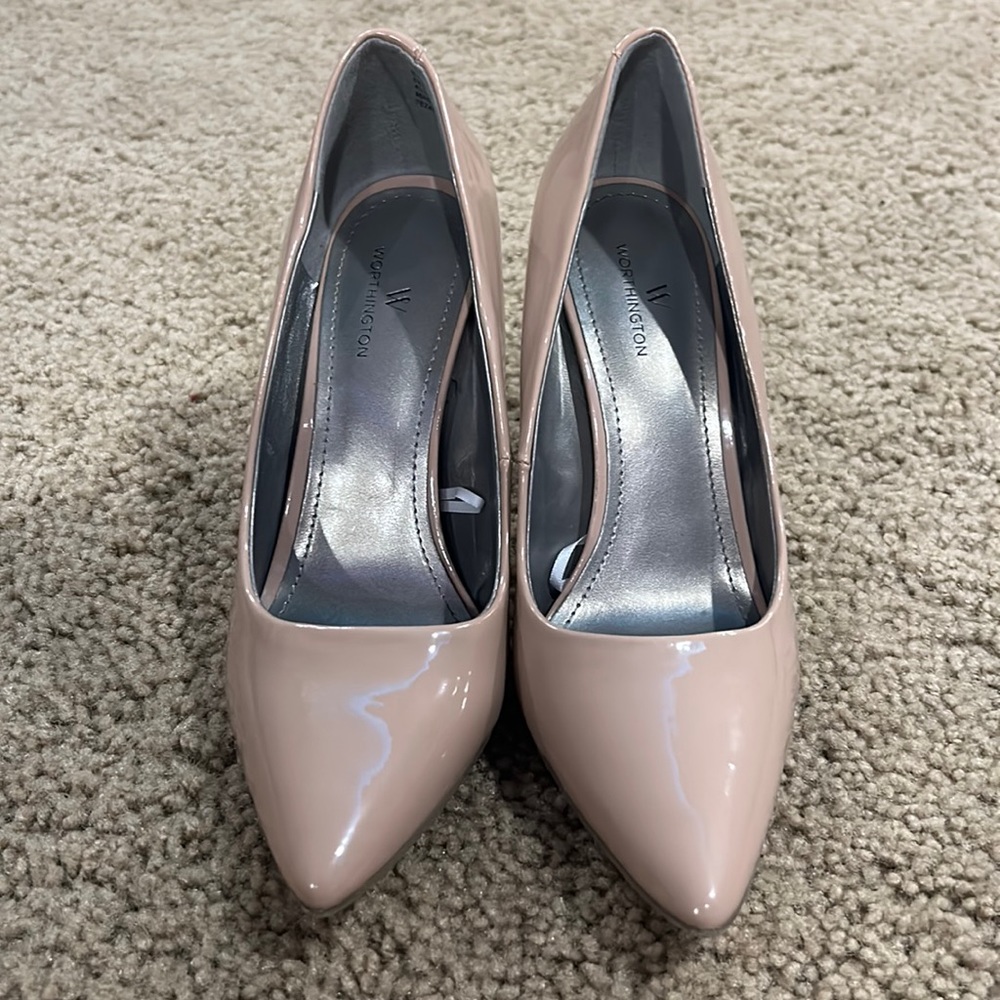 Worthington cream colored point 2in heels